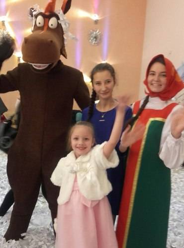 Алина на благотворительном утреннике "Елка для каждого" в прошлом году. Кстати, в прошлом году она тоже попросила у Деда Мороза лошадку.