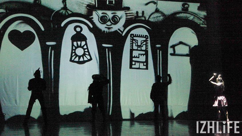 В течение всего вечера художник спектакля Елена Ведерникова прямо на глазах зрителей рисовала картины из песка, которые стали неотъемлемой частью спектакля и его декорациями.