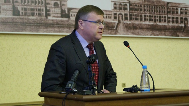 Сергей Задорожный объясняет депутатам, за что они голосуют