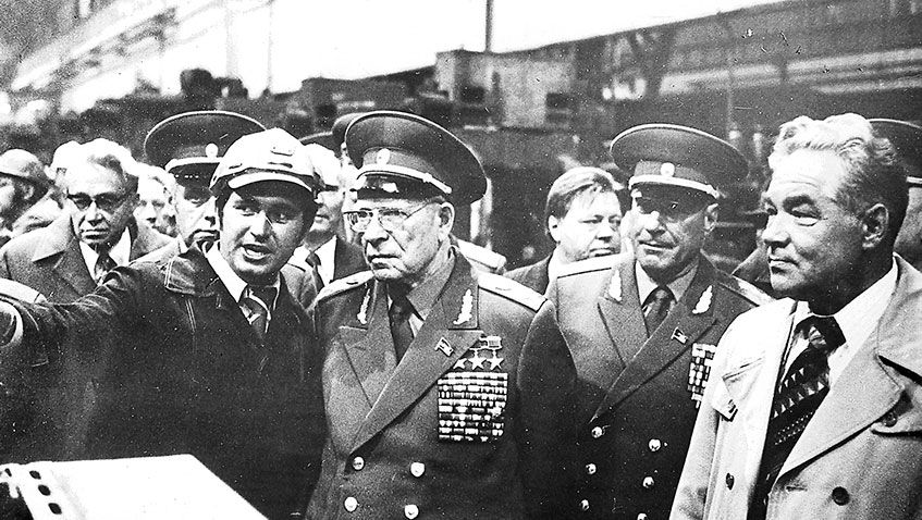 Василий Семенович Тарасов (справа) во время приезда на Ижевский металлургический завод маршала Дмитрия Устинова