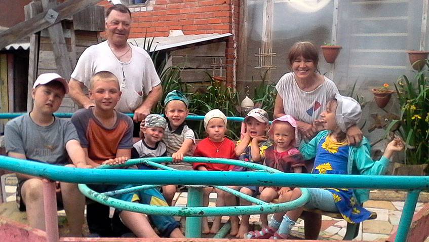 Играть во двор к Шапошниковым приходят дети со всей деревни. Поэтому внукам никогда не бывает скучно