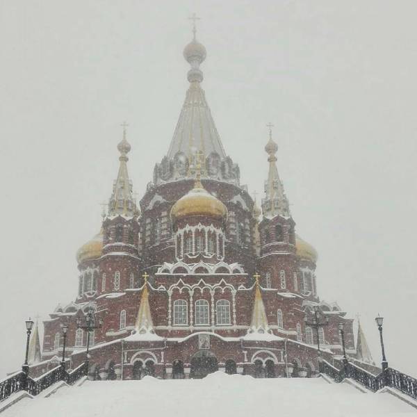 Свято-Михайловский собор во время снегопада становится похож на те церкви и соборы в стеклянных шарах, которые скупают перед Рождеством