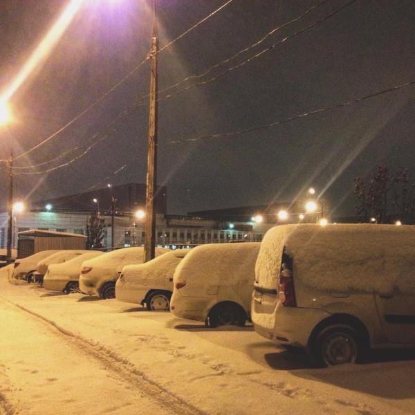 Каждый день ижевчане, которые ездят на авто, вынуждены убирать огромный слой снега