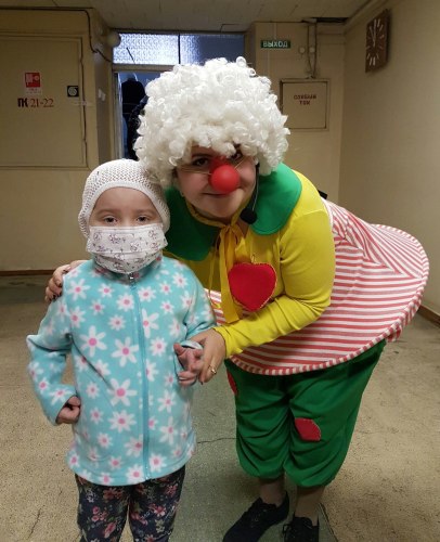 Варя с клоуном, который пришел в гости к детям из отделения гематологии и переливания крови Кировского НИИ