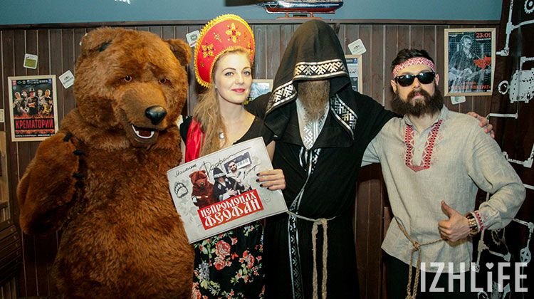 После концерте Нейромонах, Никодим и медведь фотографировались с поклонниками. Условия было лишь одно - снизу не снимать и под капюшон не заглядывать!