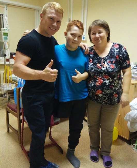 Анна Рябова, соседка Артема по больничной палате, организовала встречу мальчика с популярным танцором, который потерял ногу в автомобильной аварии