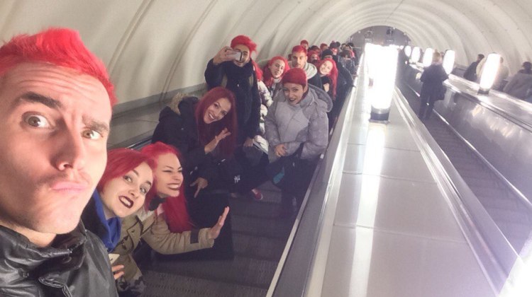Каждый участник команды покрасил волосы в красный цвет