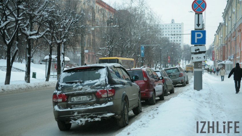 Несколько автомобилей стоят под знаком «Стоянка запрещена» и нарушают правила. Но вот авто после знака «на своих местах», только стоять там тяжело – снег не убран