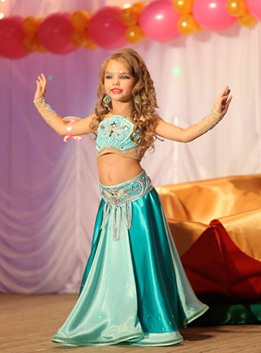 Маленькая Карина занимается танцами с двух лет, и сама уже «преподает» танцевальные уроки друзьям в садике