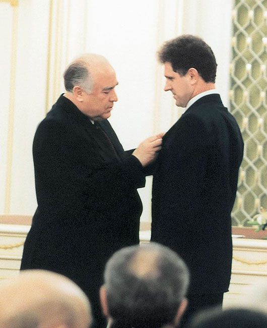Именно Виктор Черномырдин в 1996 году вручил Александру Волкову орден «Дружбы»
