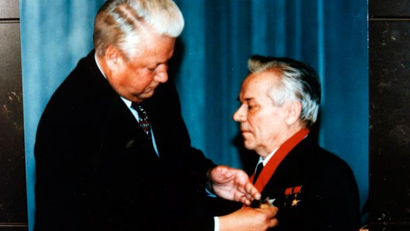 Борис Ельцин вручает Михаилу Калашникову орден «За заслуги перед Отечеством» 2-й степени. 1994 год