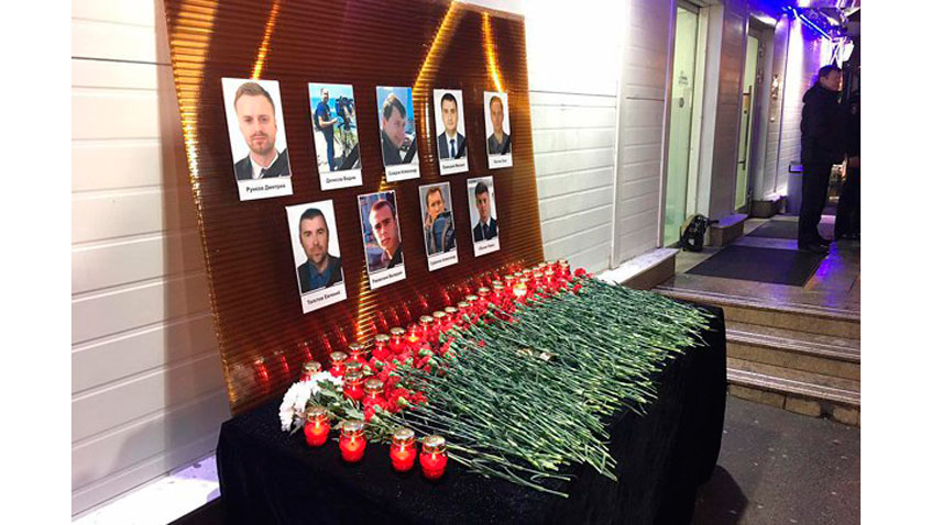 Фотографии погибших журналистов установили на импровизированной мемориальной доске, к которой приносят цветы