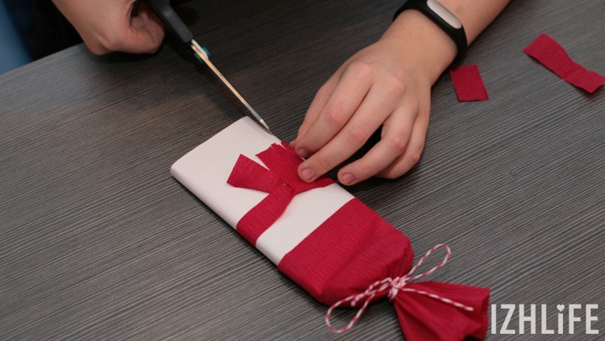 Сделайте для упаковки «шарфик» из гофрированной бумаги, с помощью ножниц сделайте бахрому