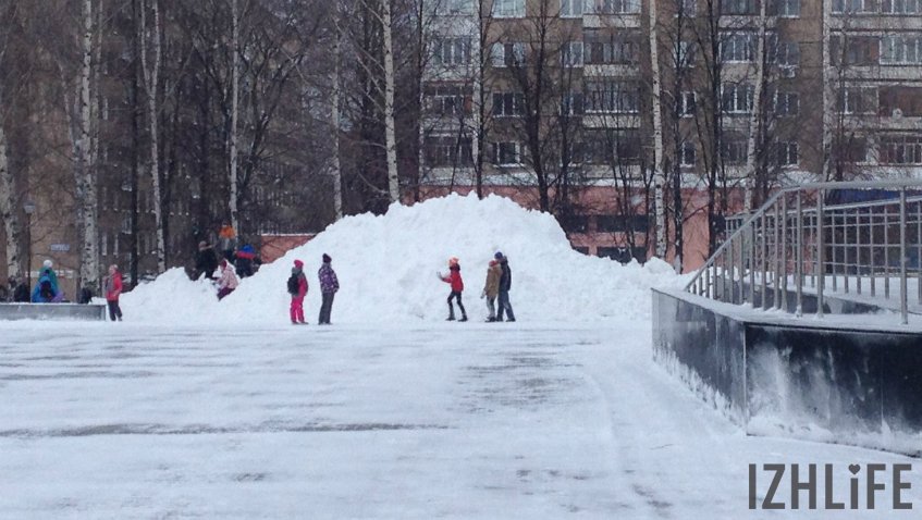 А эти горы снега расположны около Администрации города. Дети катаются с них на ледянках