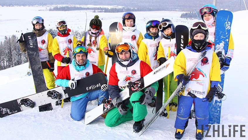 Станислав Детков (слева в первом ряду), член сборной России по сноуборду, на неделю приехал в Ижевск, чтобы позаниматься с воспитанниками школы «Стриж»