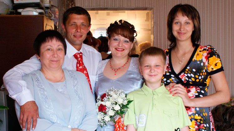 В первую годовщину знакомства, 31 декабря, Ольга и Андрей (в центре) стали родителями
