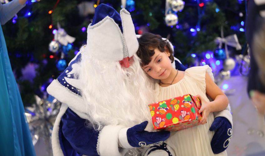 Анюта Кривенко очень хотела получить от Деда Мороза гармошку, чтобы в следующем году научиться на ней играть. Дедушка исполнил мечту Ани