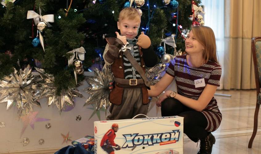 Больше всех подарку радовался 5-летний Алеша Килеев. Мальчик очень хотел получить на Новый год настольный хоккей. Когда он разорвал упаковку, и увидел его...начал обнимать коробку с игрушкой!
