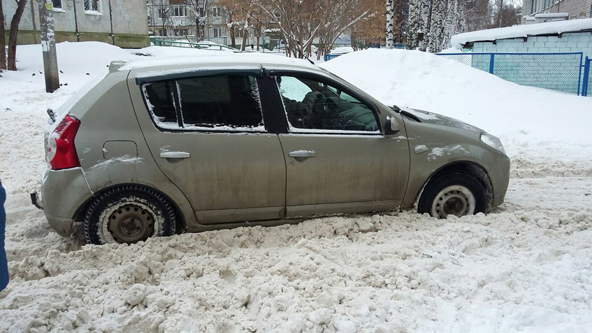 Во дворе Дзержинского 14а автомобиль застрял в снегу ну 20 минут 