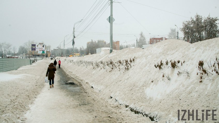 Снежные кучи на улице Ленина