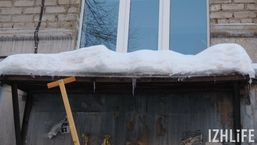 Во вдоре домов на Пушкинской с козырьков очень опасно свисают глыбы льда, укрытые снегом. Во время потепления, она может упасть на голову тому, кто будет в это время идти по лестнице