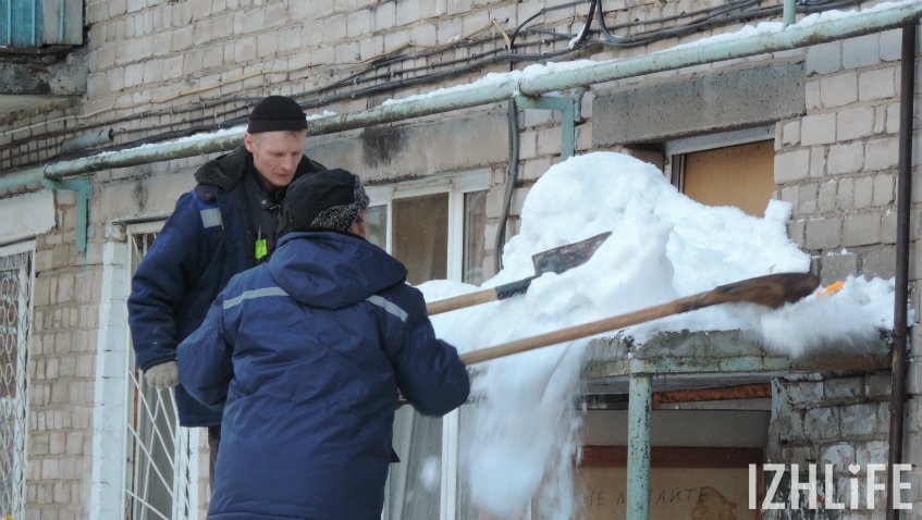 Единственный дом, где чистили крышу от снега - это №128 на Воткинском шоссе. Кроме того, УК обещала почистить еще и крышу