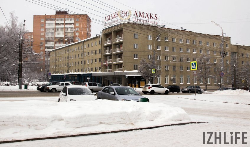 Вверху – гостиница «Ижевск» рядом с Центральной площадью, внизу – она же, но под новым брендом. Этой зимой сугробов тут явно меньше и они ниже, чем были 30 лет назад.