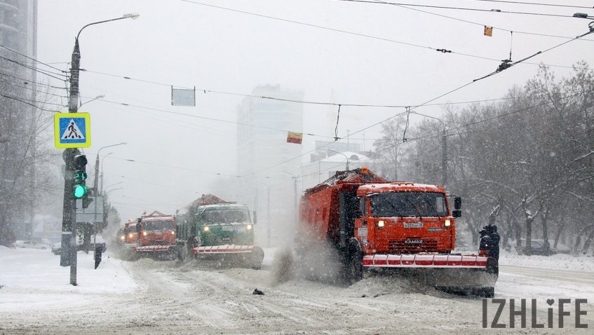 А вот так убирают снег в Ижевске в 2017 году