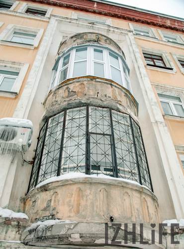 Балконы в доме №231 на Коммунаров - практически произведение искусства. Рассматривать их можно бесконечно