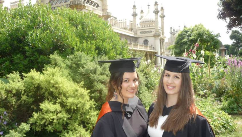 Мария (справа) закончила юридический факультет одного из самых престижных университетов Англии, а также параллельно изучала французский язык. И на 2 курсе универа ей посчастливилось провести год по обмену во Франции