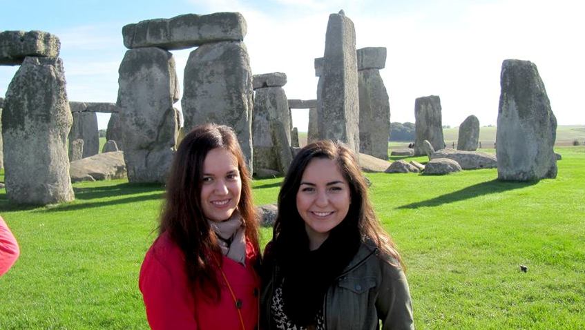 За 4 года учебы Мария (справа) успела попутешествовать по Великобритании. Например, она съездила на знаменитый памятник Стоунхэдж, который включен во Всемирное наследие ЮНЕСКО. А сейчас он огорожен забором так, что подойти так близко к нему уже невозможно