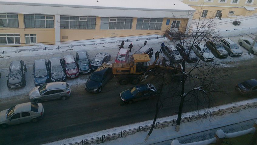 Трактор протаранил 8 авто в Ижевске