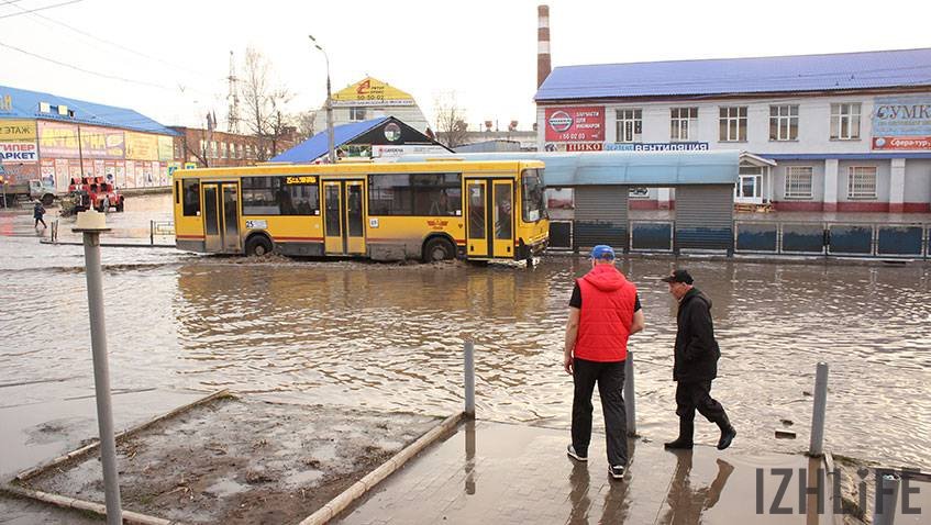 Паводок в 2016 году начался 10 апреля с подтопления в микрорайоне Нагорный. Затем подтопило переулок Интернациональный, ул. К. Маркса и Магистральную в Ижевске
