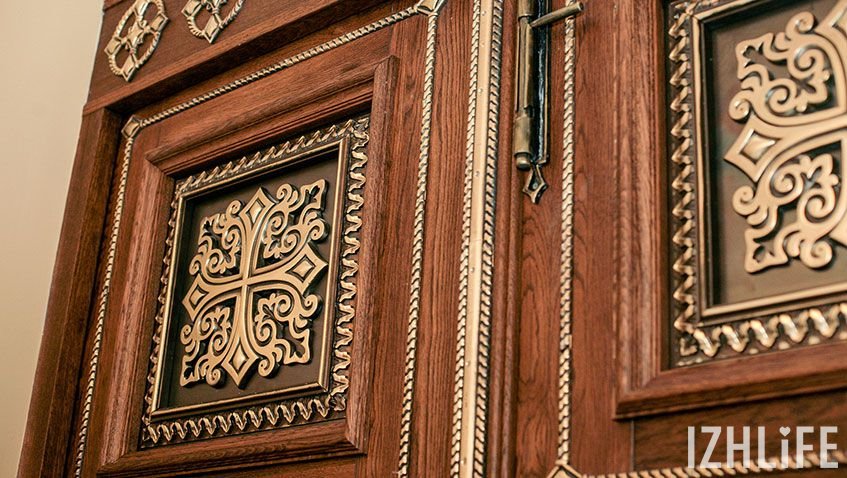 Двери храма сделаны из дуба, с литыми металлическими вставками