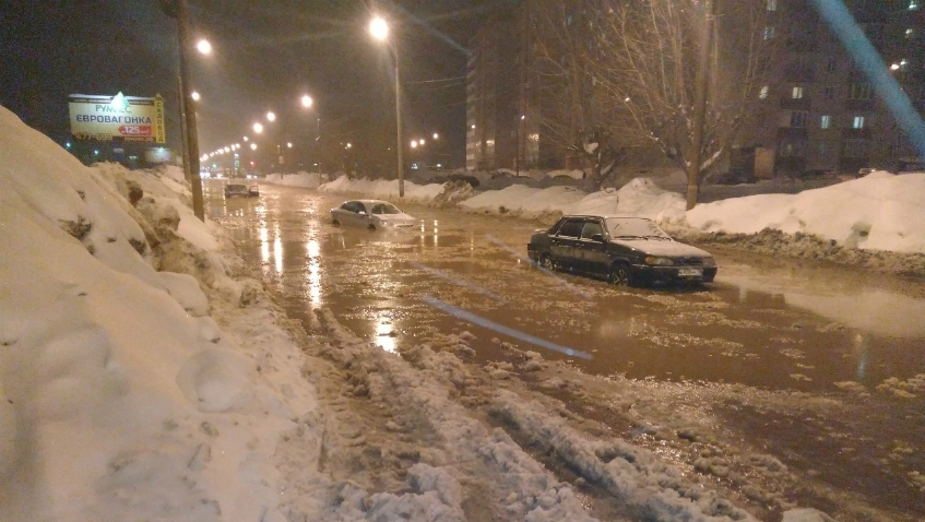 2 февраля на Автозаводе затопило улицу Сабурова. Из-за чего на дорогах появились многочисленные пробки и заторы. Также произошло ДТП с участием 3 автобусов