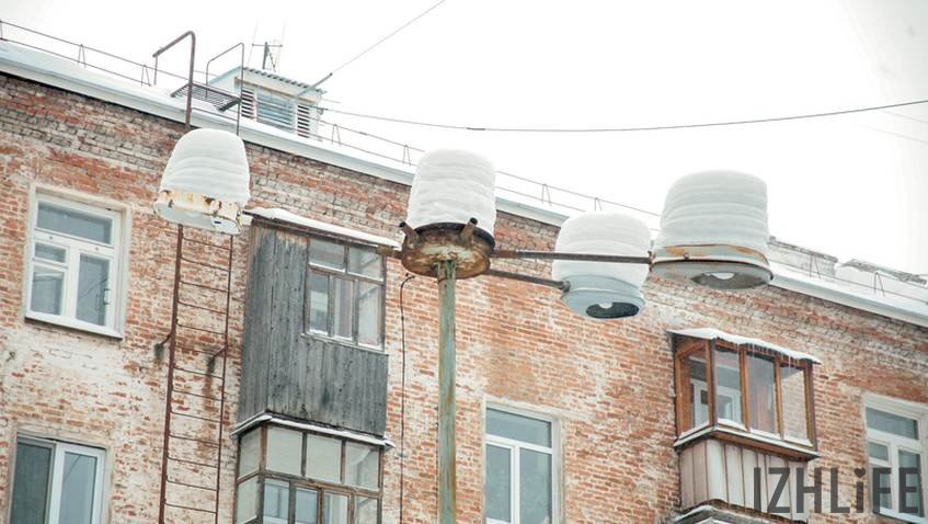 Примета времени – старый фонарь во дворе дома с «зефирными» шапками снега на плафонах