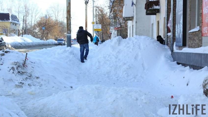 Весь снег с крыш оказался на тротуаре, перегородив пешеходам путь