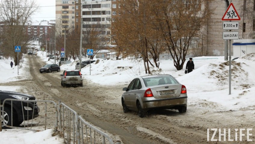 Улица 40-летия ВЛКСМ и все выезды с прилежащих дворов завалены снежной кашей