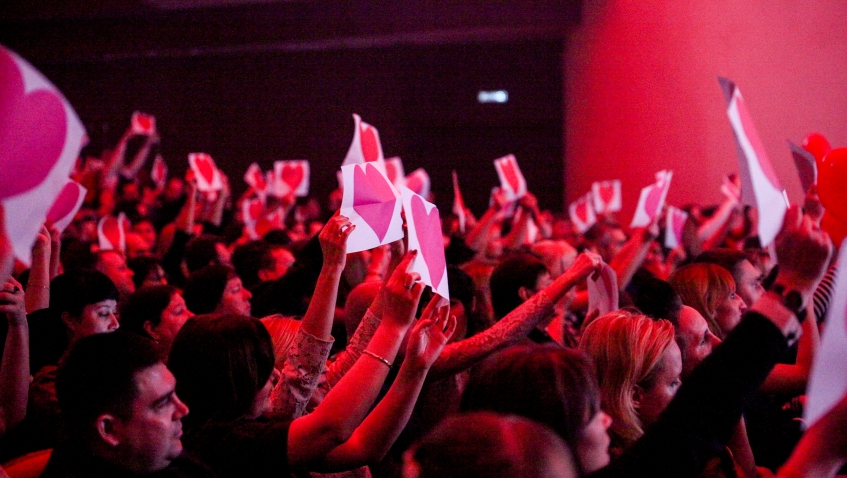 А во время лиричной композиции «Я вернусь» поклонники певицы подняли вверх заранее заготовленные плакаты в виде красного сердца