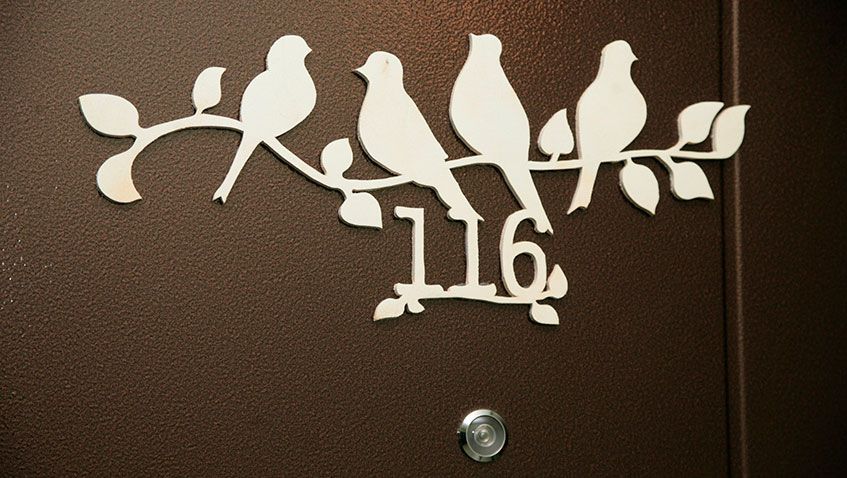 Птицы - украшение двери квартиры