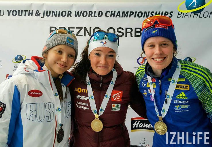 Биатлонистка из Можги Кристина Егорова (на фото крайняя слева - прим.ред.) выиграла серебро на первенстве мира