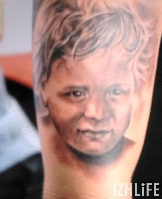 Ударник рок-группы «Кукрыниксы» Михаил Фомин сделал в Ижевске татуировку с портретом сына