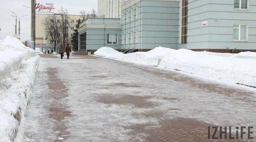 Дорожка не почищена даже перед зданием Правительства Фото: Сергей Грачев