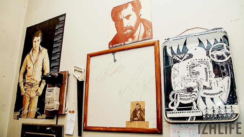 Автографу Владимира Высоцкого, оставленному им на стене в мастерской, - почти 40 лет