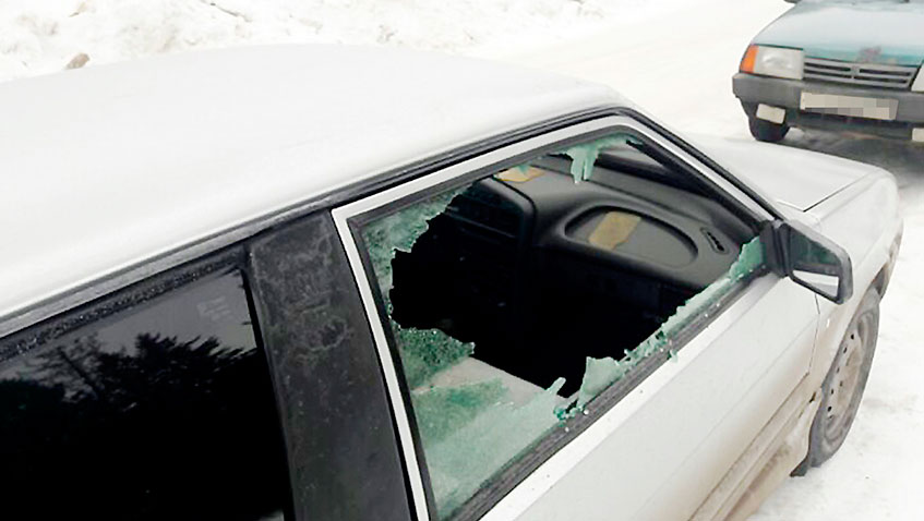 Разбитая машина во дворе. Машина с разбитым стеклом во дворе. Разбили стекло в машине во дворе. В дворе разбили лобовое. Разбили окно машины во дворе.