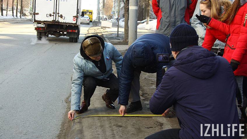 На улице Советской наледь на дороге достигла ширины по 1 метру с каждой стороны