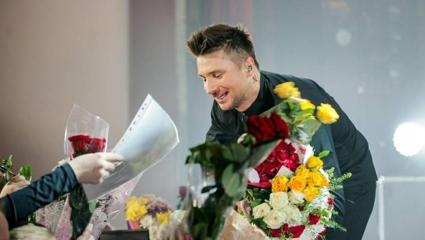 Ижевские фанаты задарили Сергея цветами
