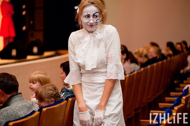 Спектакль-клоунада "Белый клоун, красный клоун", участник Первого фестиваля уличных театров "ЛицА Улиц"