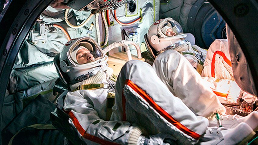Для съемок самых драматичных эпизодов построили полноразмерный макет космического корабля «Восход-2»