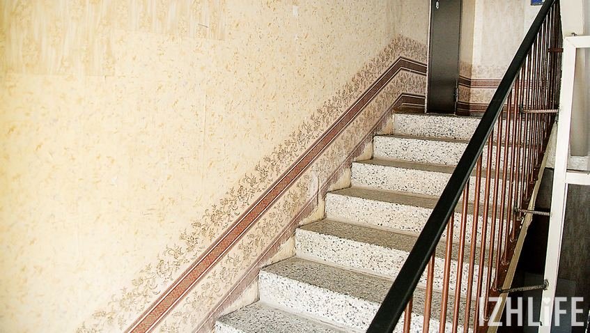 В подъездах – обои. Они отлично сохранились, разве что понизу жители наклеили новые полосы, чтобы скрыть следы, оставленные обувью